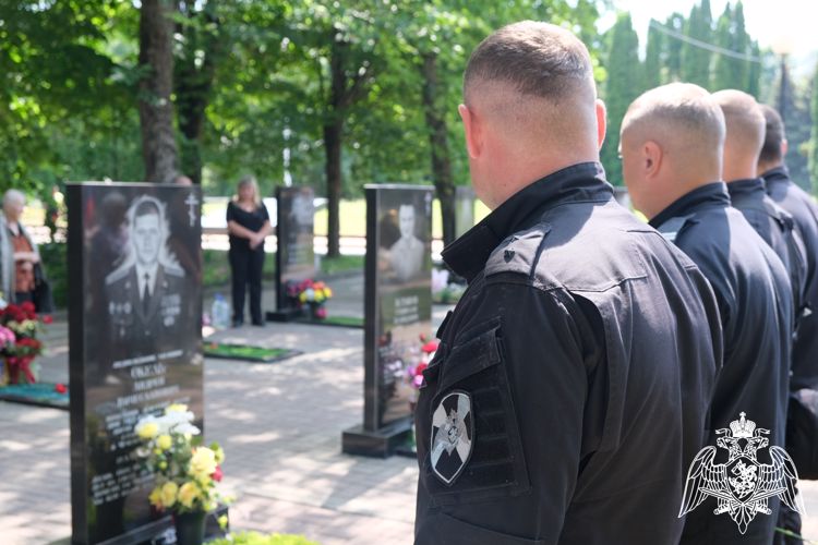 В Курске росгвардейцы почтили память, погибших сотрудников ОМОН