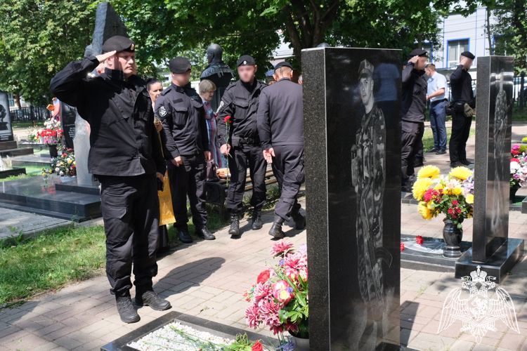 В Курске росгвардейцы почтили память, погибших сотрудников ОМОН