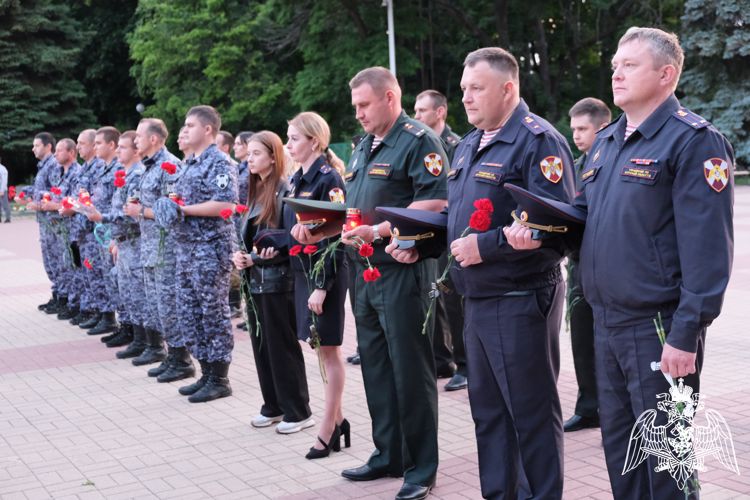 В КУРСКЕ РОСГВАРДЕЙЦЫ ПРИНЯЛИ УЧАСТИЕ ВО ВСЕРОССИЙСКОЙ АКЦИИ «СВЕЧА ПАМЯТИ»