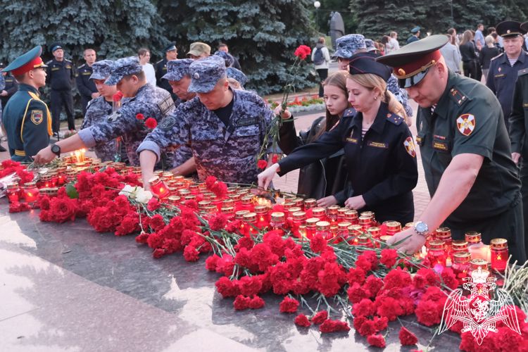 В КУРСКЕ РОСГВАРДЕЙЦЫ ПРИНЯЛИ УЧАСТИЕ ВО ВСЕРОССИЙСКОЙ АКЦИИ «СВЕЧА ПАМЯТИ»