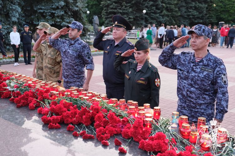 В КУРСКЕ РОСГВАРДЕЙЦЫ ПРИНЯЛИ УЧАСТИЕ ВО ВСЕРОССИЙСКОЙ АКЦИИ «СВЕЧА ПАМЯТИ»