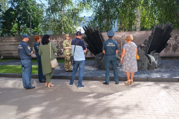 В Курске росгвардейцы провели экскурсию по музею «Портал в историю» для сотрудников МЧС
