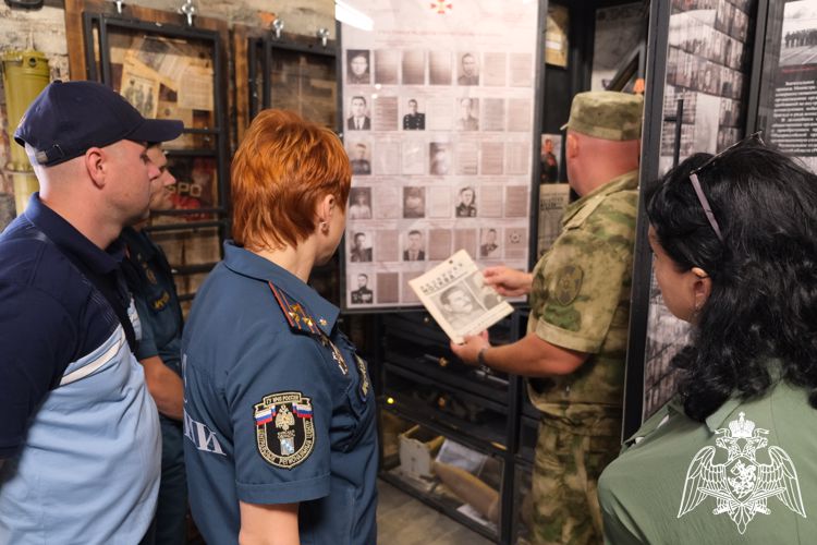 В Курске росгвардейцы провели экскурсию по музею «Портал в историю» для сотрудников МЧС