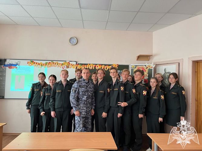 В Курске росгвардейцы рассказали школьникам о Бородинском сражении