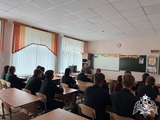 В Курске росгвардейцы рассказали школьникам о Бородинском сражении