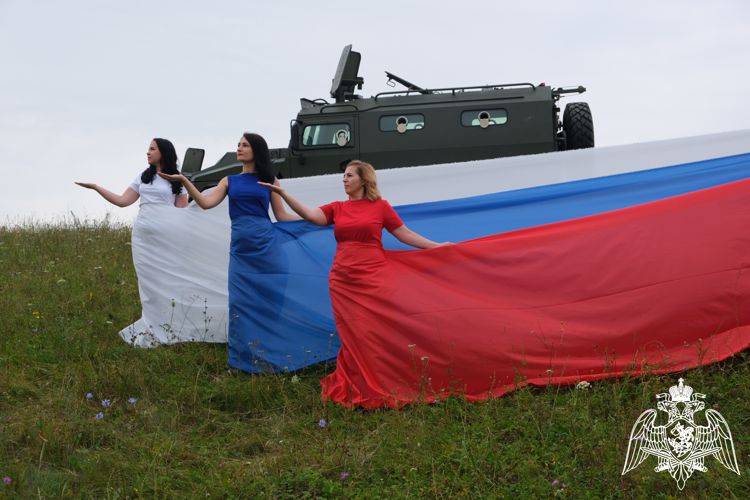 Росгвардейцы вместе с семьями поддержали масштабный проект ко Дню государственного флага