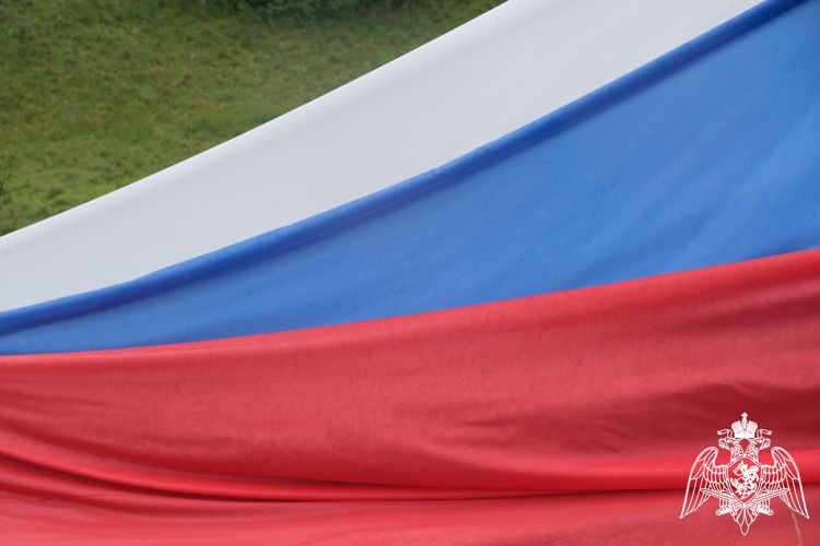 Курские росгвардейцы поддержали к акцию «Цвета Российского флага»