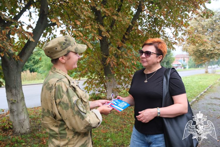 В Курске сотрудники и военнослужащие Росгвардии провели мероприятия, приуроченные ко Дню флага России
