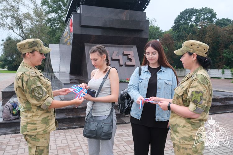 В Курске сотрудники и военнослужащие Росгвардии провели мероприятия, приуроченные ко Дню флага России