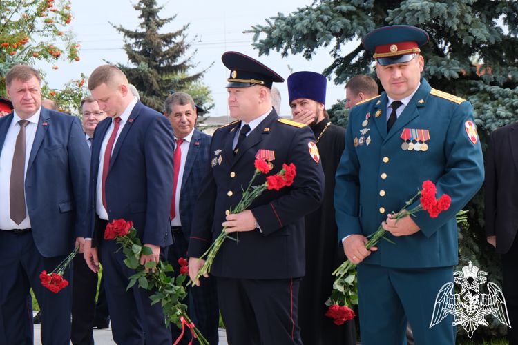 Росгвардейцы почтили память погибших героев на мемориальном комплексе Курская дуга