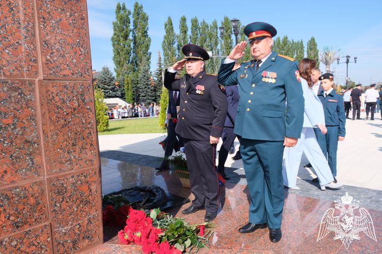 Росгвардейцы почтили память погибших героев на мемориальном комплексе Курская дуга