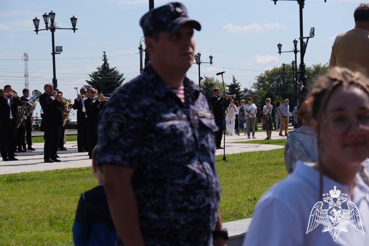 Росгвардейцы почтили память погибших героев на мемориальном комплексе Курская дуга