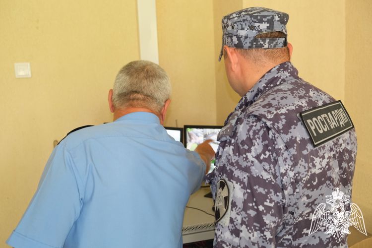 Росгвардейцы в Курской области проверяют безопасность образовательных учреждений перед началом учебного года 
