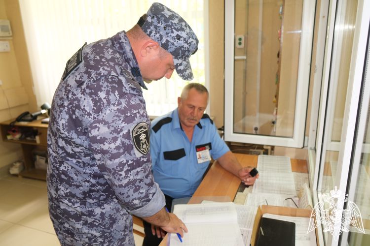 Росгвардейцы в Курской области проверяют безопасность образовательных учреждений перед началом учебного года 