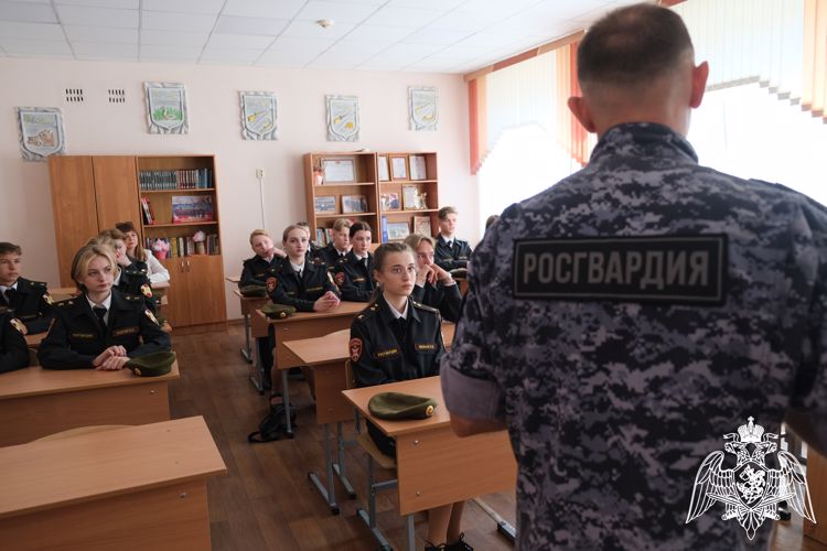 Росгвардейцы в День знаний  провели открытые уроки в рамках акции «Вместе против террора»  в Курских школах