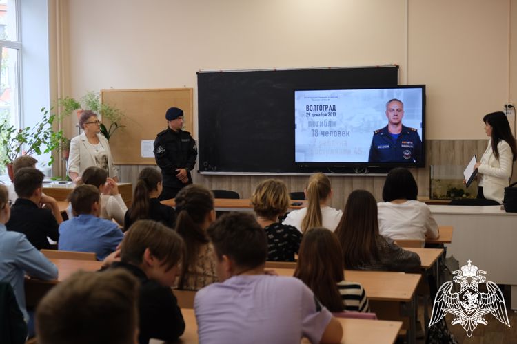 В Курске офицер СОБР провел урок безопасности для школьников 
