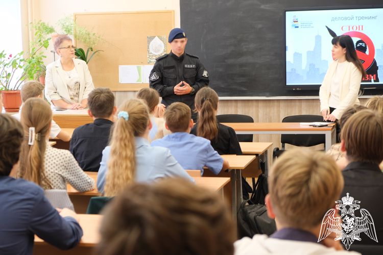 В Курске офицер СОБР провел урок безопасности для школьников 