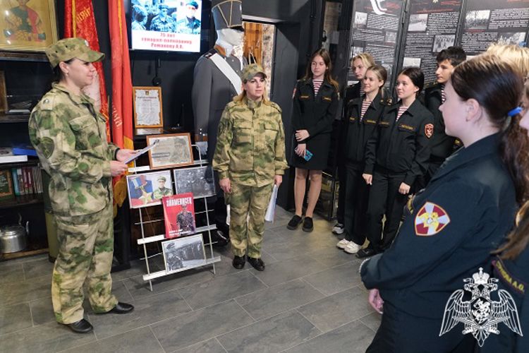 Военнослужащие Росгвардии рассказали курским школьникам о генерале Романове