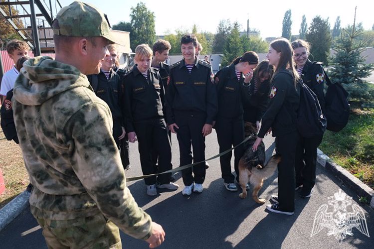 Курские школьники побывали в гостях у кинологов регионального Управления Росгвардии