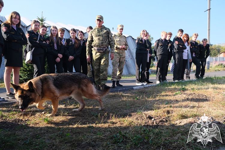 Курские школьники побывали в гостях у кинологов регионального Управления Росгвардии