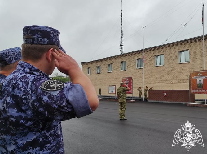 В Курске сотрудники и военнослужащие Росгвардии провели мероприятия, приуроченные ко Дню флага России