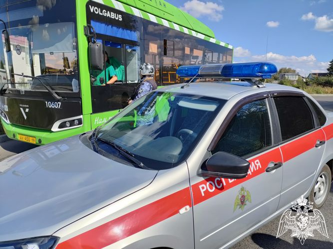 В Курске росгвардейцы проверяют исправность тревожной сигнализации в городском транспорте