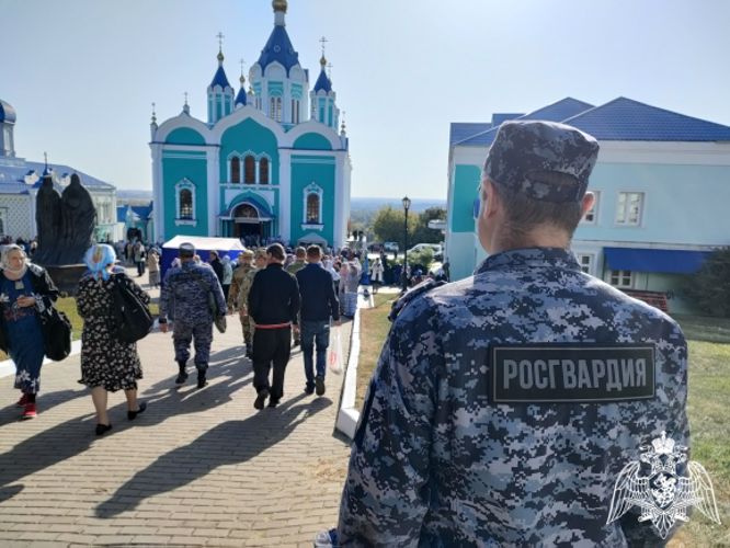 Росгвардия обеспечила безопасность Крестного хода в Курске