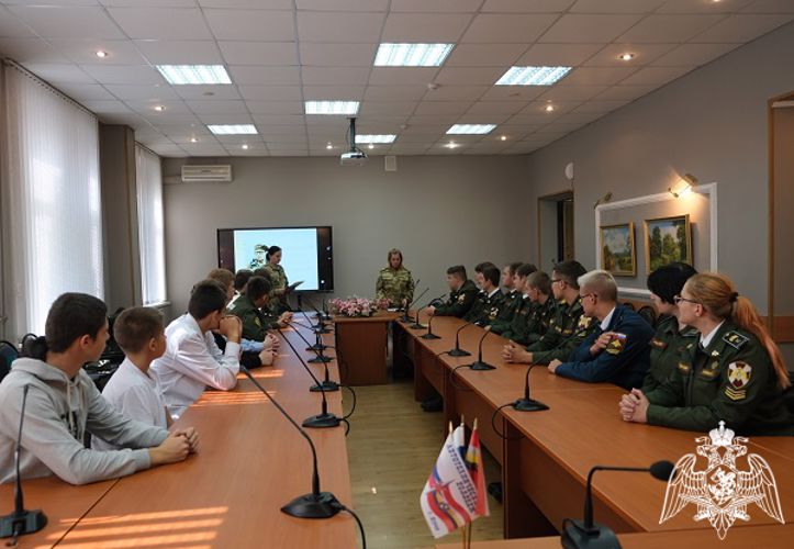 Военнослужащие Росгвардии рассказали курским школьникам о генерале Романове