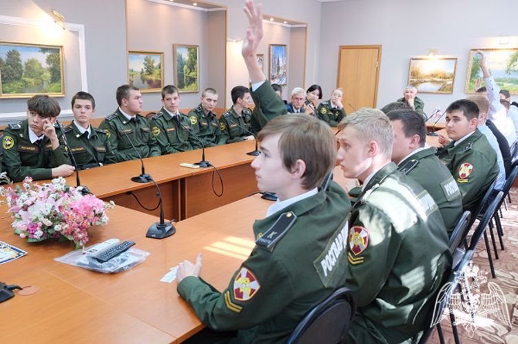 Военнослужащие Росгвардии рассказали курским школьникам о генерале Романове