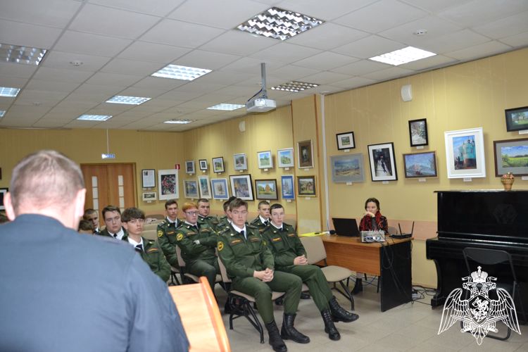 В Курске сотрудник СОБР «Кмет» провел встречу в рамках проекта «Герои Отечества»