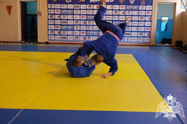 В Курске сотрудники Росгвардии стали победителями соревнований по самбо