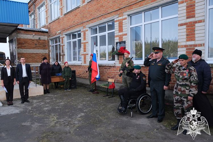 Росгвардейцы приняли участие в открытии мемориальных досок погибшим курянам