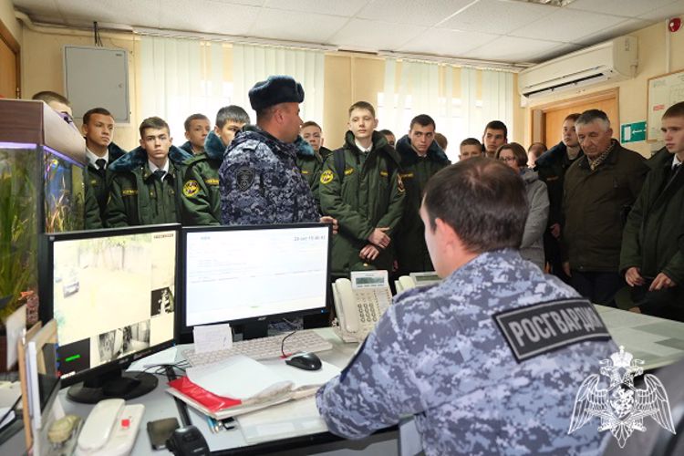 В Курске росгвардейцы провели День открытых дверей