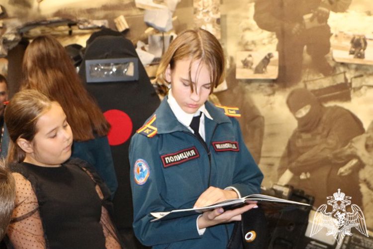 Росгвардейцы рассказами курским школьникам об истории ОМОН