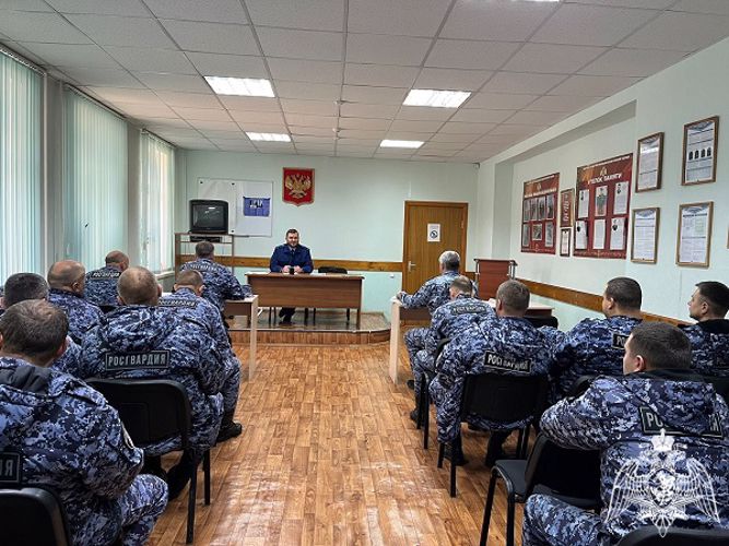 В Курске представители прокуратуры провели встречу с росгвардейцами