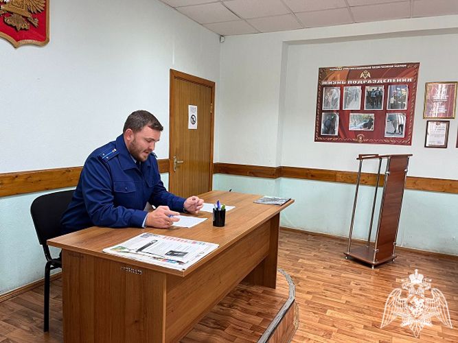 В Курске представители прокуратуры провели встречу с росгвардейцами