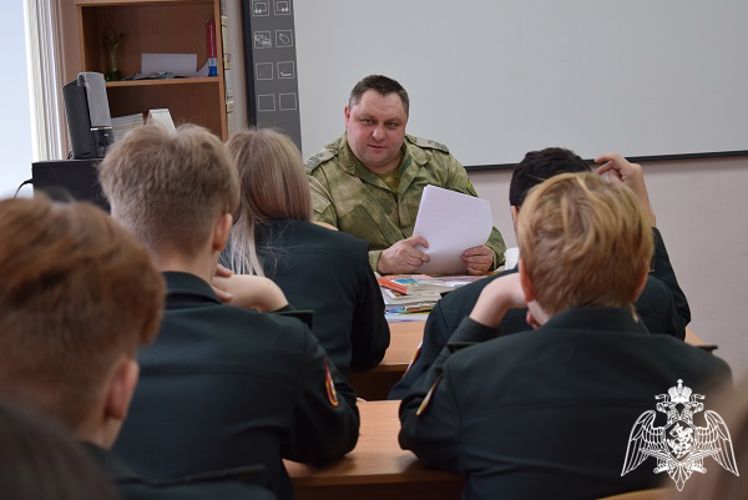 В Курске офицер Росгвардии провел занятие по правилам дорожного движения с подшефными кадетами