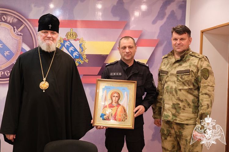 Икону Архистратига Михаила передали курским росгвардейцам