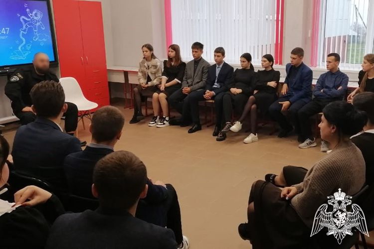 Сотрудник спецподразделения Росгвардии встретился со школьниками п. Тим Курской области 