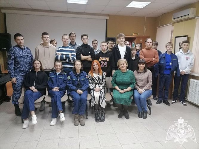 Курские росгвардейцы провели встречу со школьниками в рамках проекта «Герои Отечества»