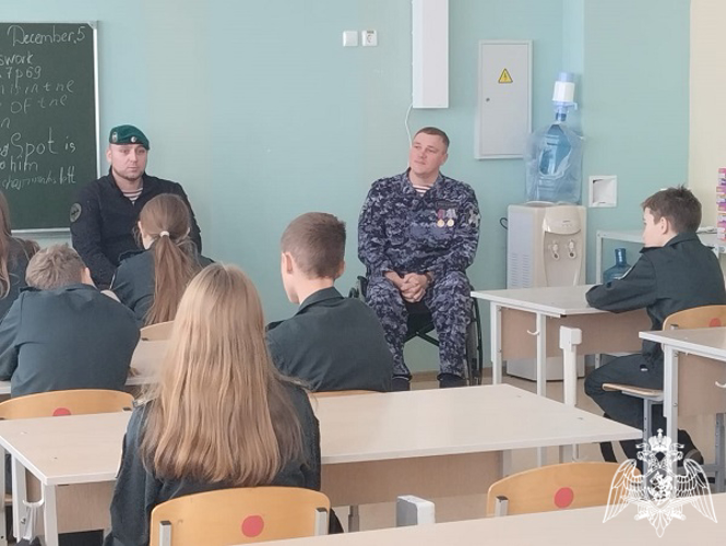 В Курске росгвардейцы провели уроки мужества в честь Дня Героев Отечества 