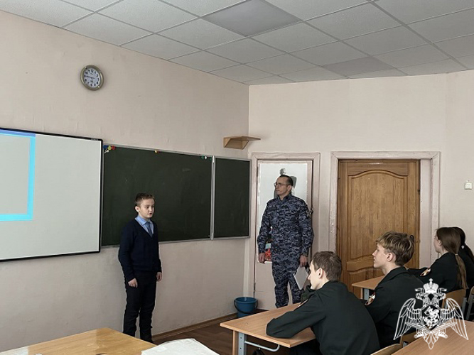 В Курске росгвардейцы провели уроки мужества в честь Дня Героев Отечества 
