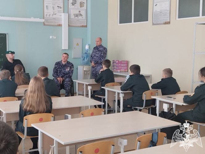 В Курске росгвардейцы провели уроки мужества в честь Дня Героев Отечества 