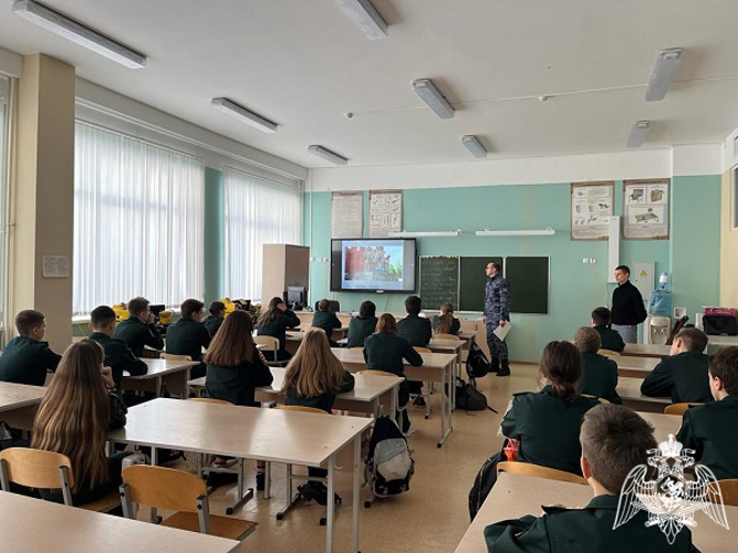 В Курске в преддверии Дня неизвестного солдата росгвардейцы провели уроки мужества 