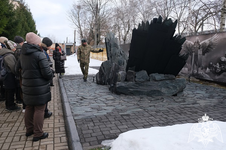 Военнослужащие Росгвардии познакомили курских школьников с историей ведомства
