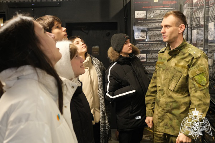 Военнослужащие Росгвардии познакомили курских школьников с историей ведомства