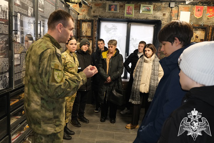 Военнослужащие Росгвардии познакомили курских школьников с историей ведомства