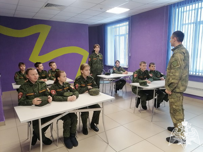 В Курске в преддверии Дня неизвестного солдата росгвардейцы провели уроки мужества 