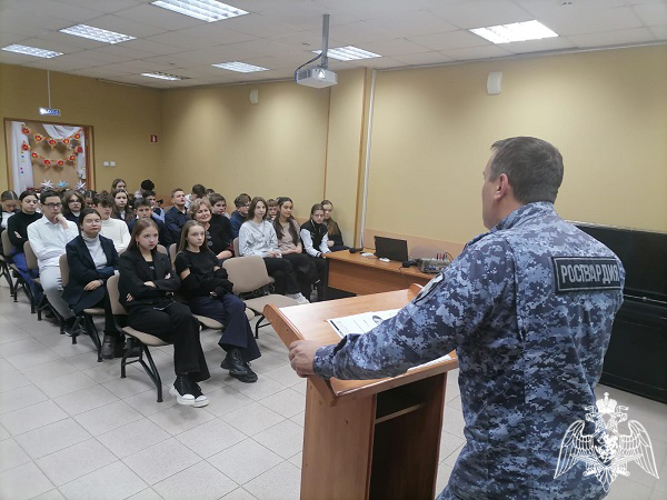 В Курске сотрудник Росгвардии встретился со школьниками в рамках проекта «Герои Отечества»