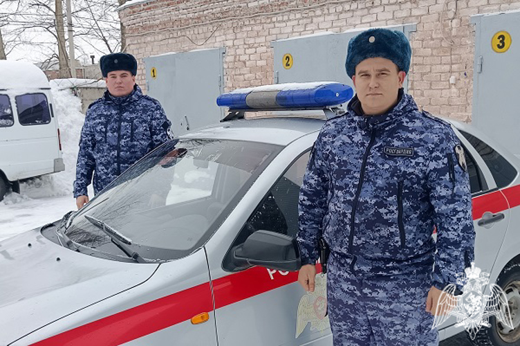 Росгвардейцы оказали помощь медицинским работникам в госпитализации пенсионерки в Курске